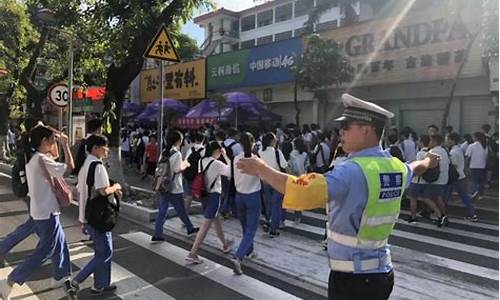 高考警察在考场_高考期间警察护送考生去考场