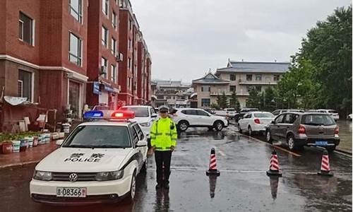 雨中交警高考-交警暴雨中送高考学生作文